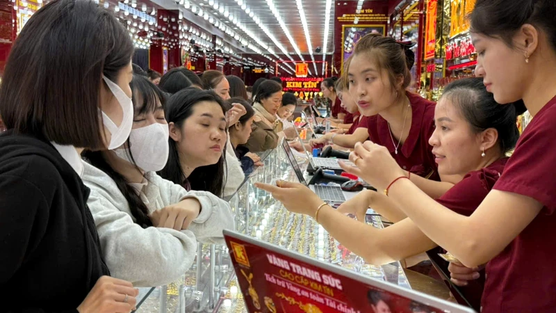 Thời điểm 6h: Người người, nhà nhà tấp nập mua vàng cầu may ngày Vía Thần Tài